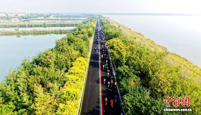 以天津团泊湖半程马拉松为IP驱动，万人开跑推动