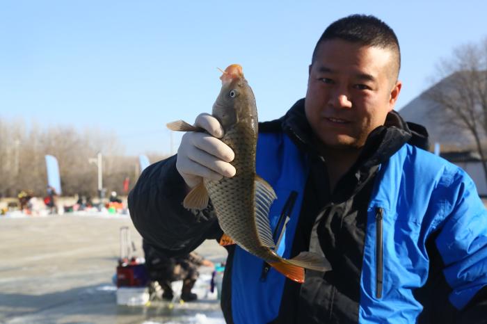 冷风难阻垂钓热情：大众冰雪公开赛北京冰钓赛