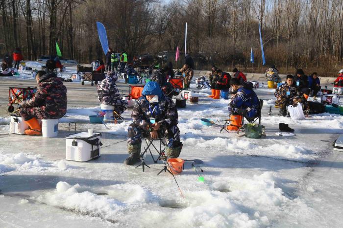 冷风难阻垂钓热情：大众冰雪公开赛北京冰钓赛