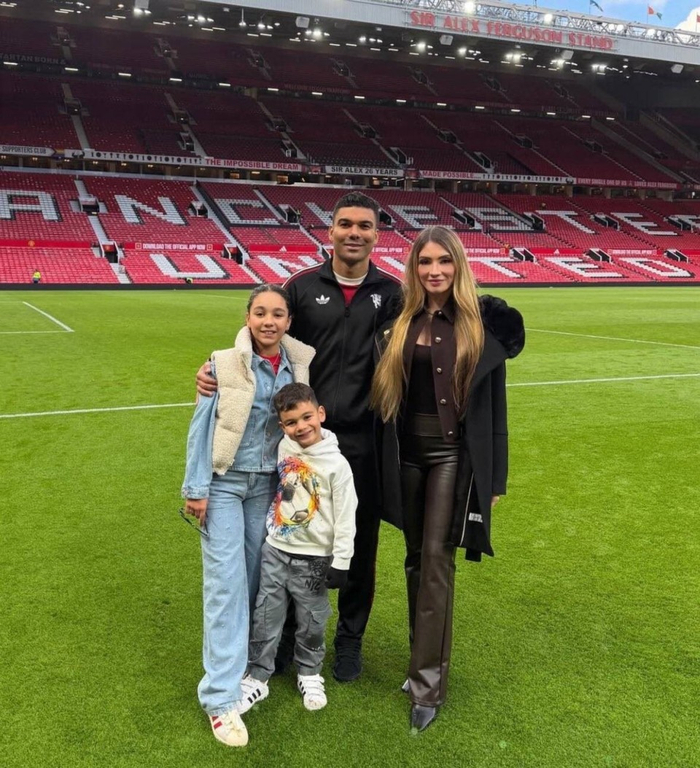 卡塞米罗家庭合影曝光 留队态度引热议