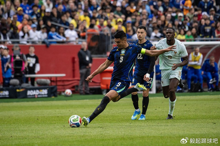 巴西传奇卡洛斯盛赞卡塞米罗：其实力可比2002年