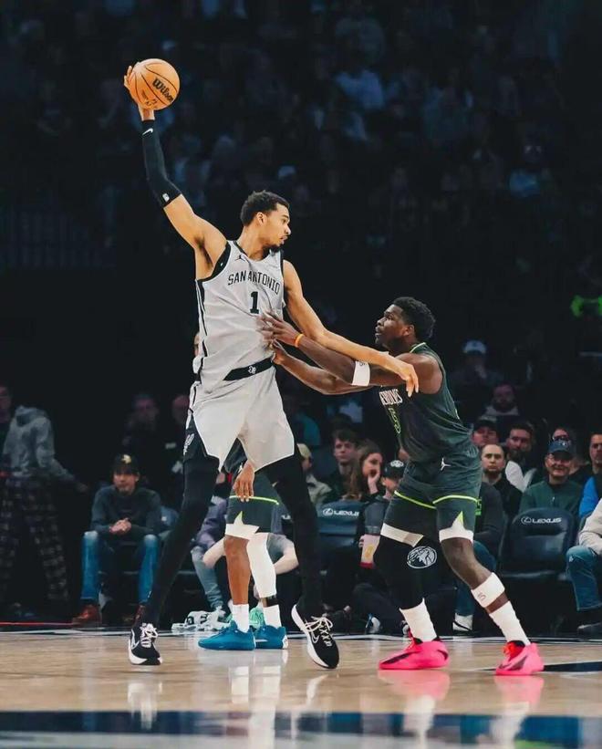 文班亚马冲击MVP榜单 球鞋代言引发热议