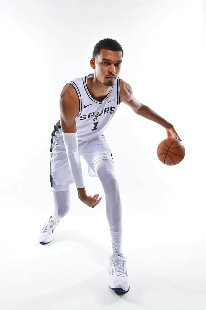 文班亚马冲击MVP榜单 球鞋代言引发热议