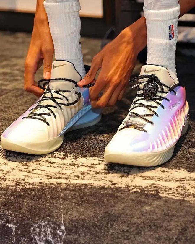 文班亚马冲击MVP榜单 球鞋代言引发热议