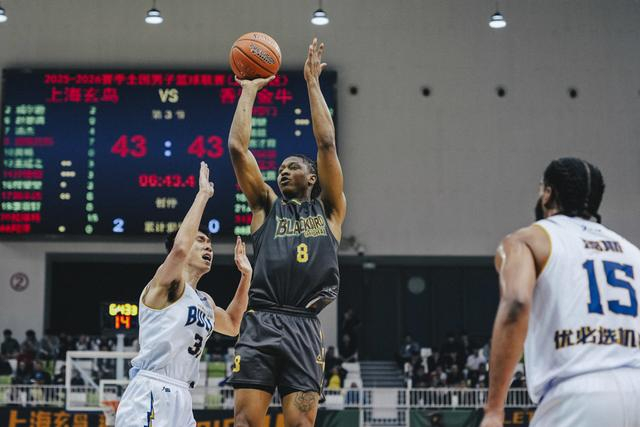 新军黑马崛起：上海玄鸟男篮NBL总决赛首战告负